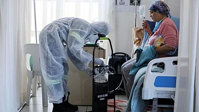 Al menos 57 países detectan ómicron, según la OMS, que cree que las hospitalizaciones aumentarán