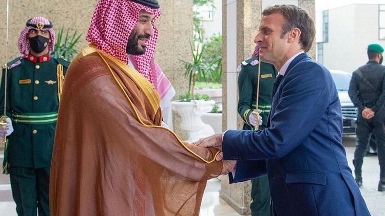 ميقاتي يقول الاتصال مع الرئيس الفرنسي وولي العهد السعودي خطوة مهمة لإعادة إحياء العلاقات مع السعودية