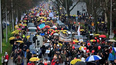 Miles marchan contra las restricciones relacionadas con el COVID en el noroeste de Europa