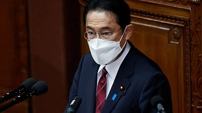 رئيس وزراء اليابان يسعى لزيادة أجور العاملين وتحسين القدرات الدفاعية