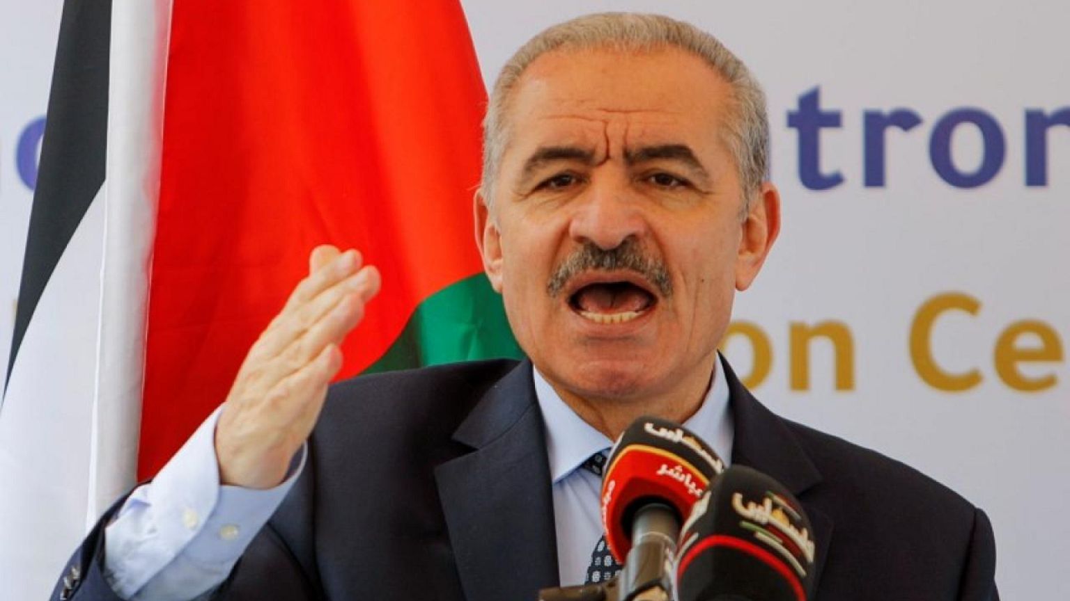 السلطة الفلسطينية تخفض رواتب موظفيها في ظل خلاف مع إسرائيل