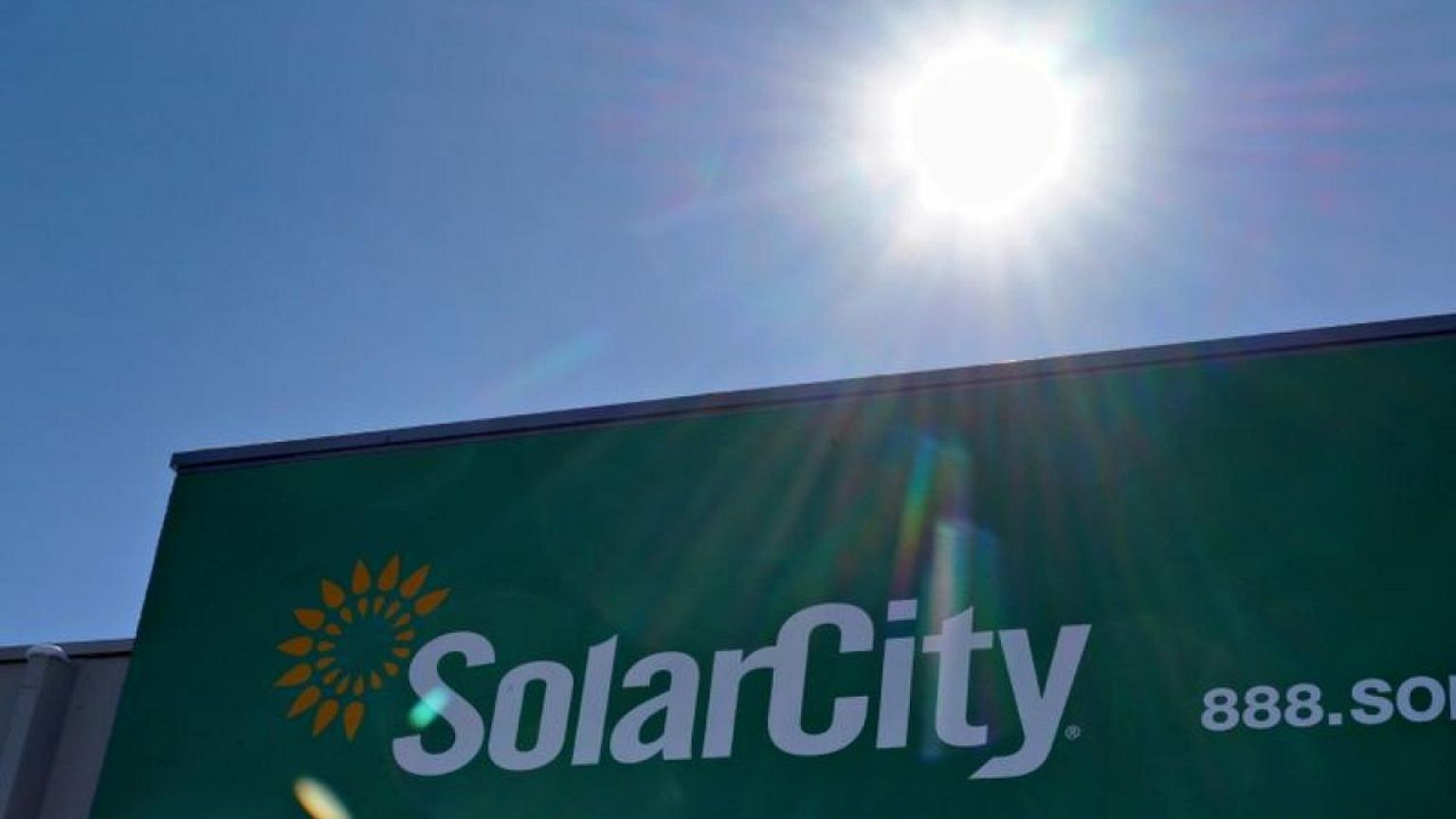 EXCLUSIVA-La SEC investiga a Tesla por denuncia de defectos en los paneles solares
