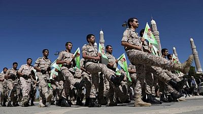 الحوثيون باليمن يدفنون قتلاهم مع احتدام المعارك في مأرب
