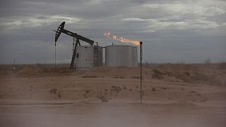 Jefes de petroleras insisten en que se necesitan combustibles fósiles, pese a presión por energía limpia