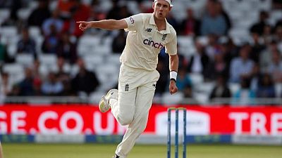 Cricket-England omit Broad, bat first in Ashes opener