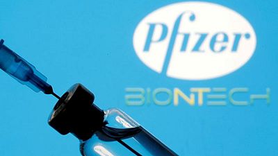 BioNTech y Pfizer dicen que tres dosis de su vacuna neutralizan a ómicron