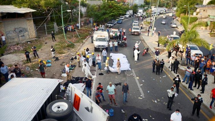 مقتل ما لا يقل عن 49 في حادث انقلاب مقطورة بالمكسيك