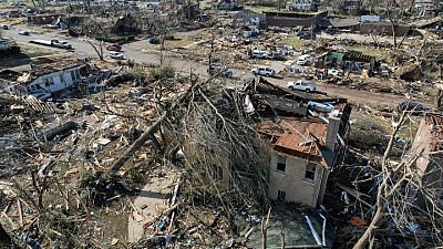 Sobrevivientes de devastadores tornados en Kentucky limpian los escombros de sus casas derrumbadas
