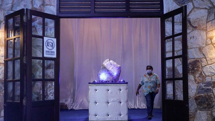 Sri Lanka exhibe un gigantesco zafiro azul natural