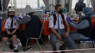 إندونيسيا تبدأ في تطعيم الأطفال من سن 6 إلى 11 ضد كوفيد-19