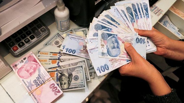La lira turca se desploma hasta un nuevo mínimo a la espera de otra bajada de tipos