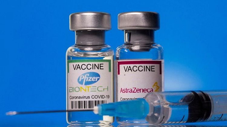 Las vacunas de dos dosis inducen menos anticuerpos contra ómicron, según un estudio