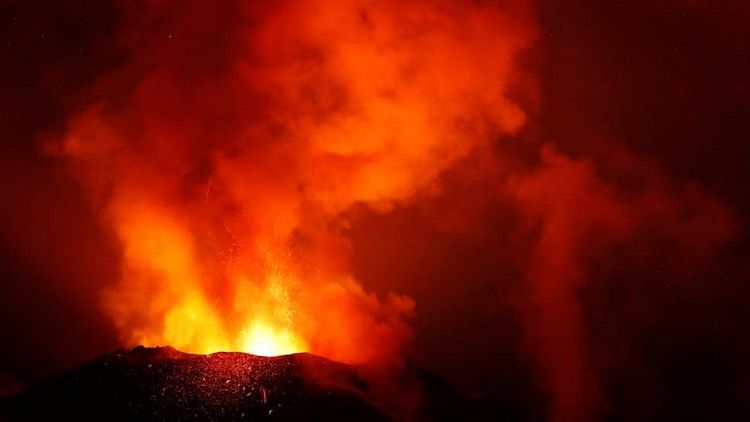 El aire contaminado por la erupción en La Palma obliga a los residentes a encerrarse