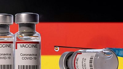 Los críticos piden reformas al panel de vacunas de Alemania ante aumento de casos de COVID