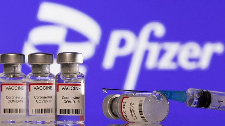 La vacuna de Pfizer protege contra la hospitalización por ómicron, según estudio