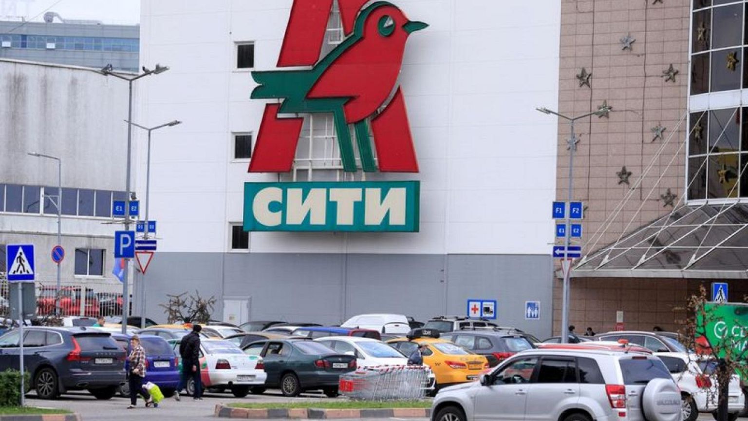Auchan says no contacts between top family shareholders of Auchan, Carrefour