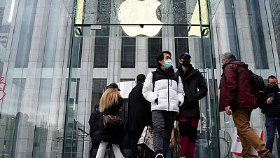 Apple asks customers, employees to wear masks at U.S. retail stores