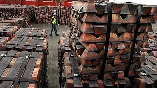 Metales industriales caen por datos chinos que debilitan pronóstico de demanda