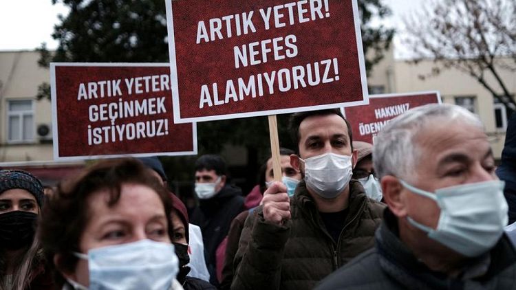 العاملون في القطاع الطبي بتركيا يحتجون على ضعف الرواتب وقسوة ظروف العمل