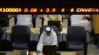 انخفاض معظم بورصات الخليج بانتظار قرارات بنوك مركزية ومخاوف أوميكرون
