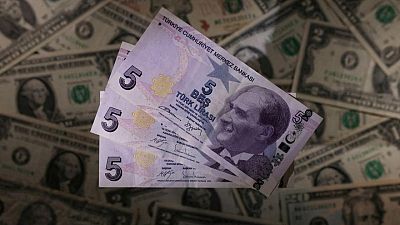 الليرة التركية تقترب من مستوى قياسي منخفض قبيل اجتماعات بنوك مركزية