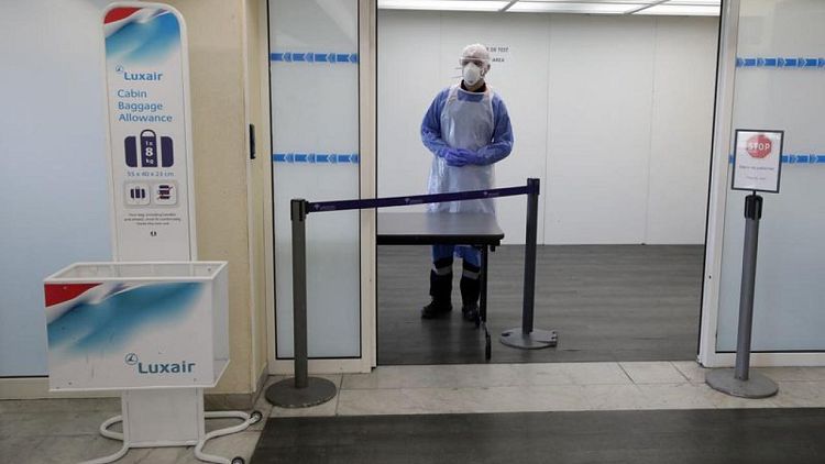 Francia estudia exigir la prueba PCR a viajeros británicos, según fuente gubernamental