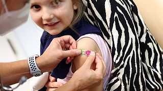 الاتحاد الأوروبي يبدأ حملة لتطعيم الأطفال بين 5 و11 عاما ضد كوفيد-19