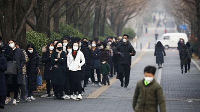 كوريا الجنوبية تعيد فرض قواعد التباعد الاجتماعي مع ارتفاع إصابات كورونا