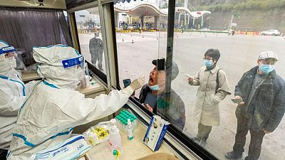 الصين تسجل 77 إصابة جديدة بفيروس كورونا