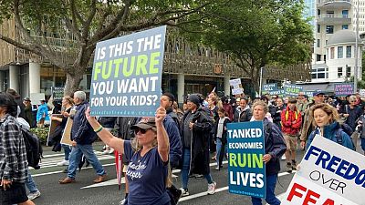 آلاف يحتجون على قيود كوفيد-19 في نيوزيلندا