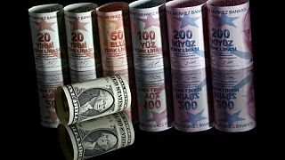 الليرة التركية تسجل انخفاضا قياسيا متجاوزة 15 ليرة للدولار قبيل قرار الفائدة