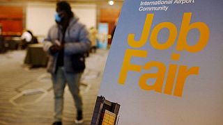 Pedidos semanales desempleo EEUU suben moderadamente, mientras mercado laboral se contrae