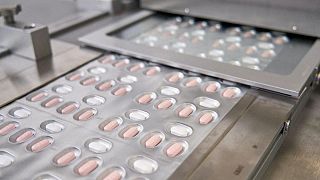 اليابان تسرع من إعطاء الجرعات المعززة وتتعاقد على أقراص من فايزر