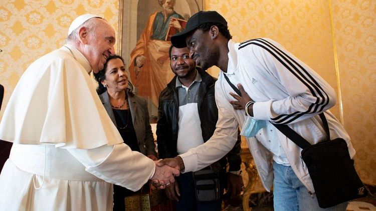 مهاجرون يساعدون البابا في الاحتفال بعيد ميلاده الخامس والثمانين