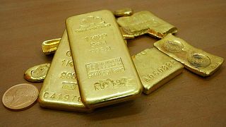 الذهب يرتفع بسبب مخاوف بشأن أوميكرون والتضخم