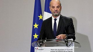 وزير: فرنسا لا تعتزم مد عطلة عيد الميلاد بسبب كوفيد-19