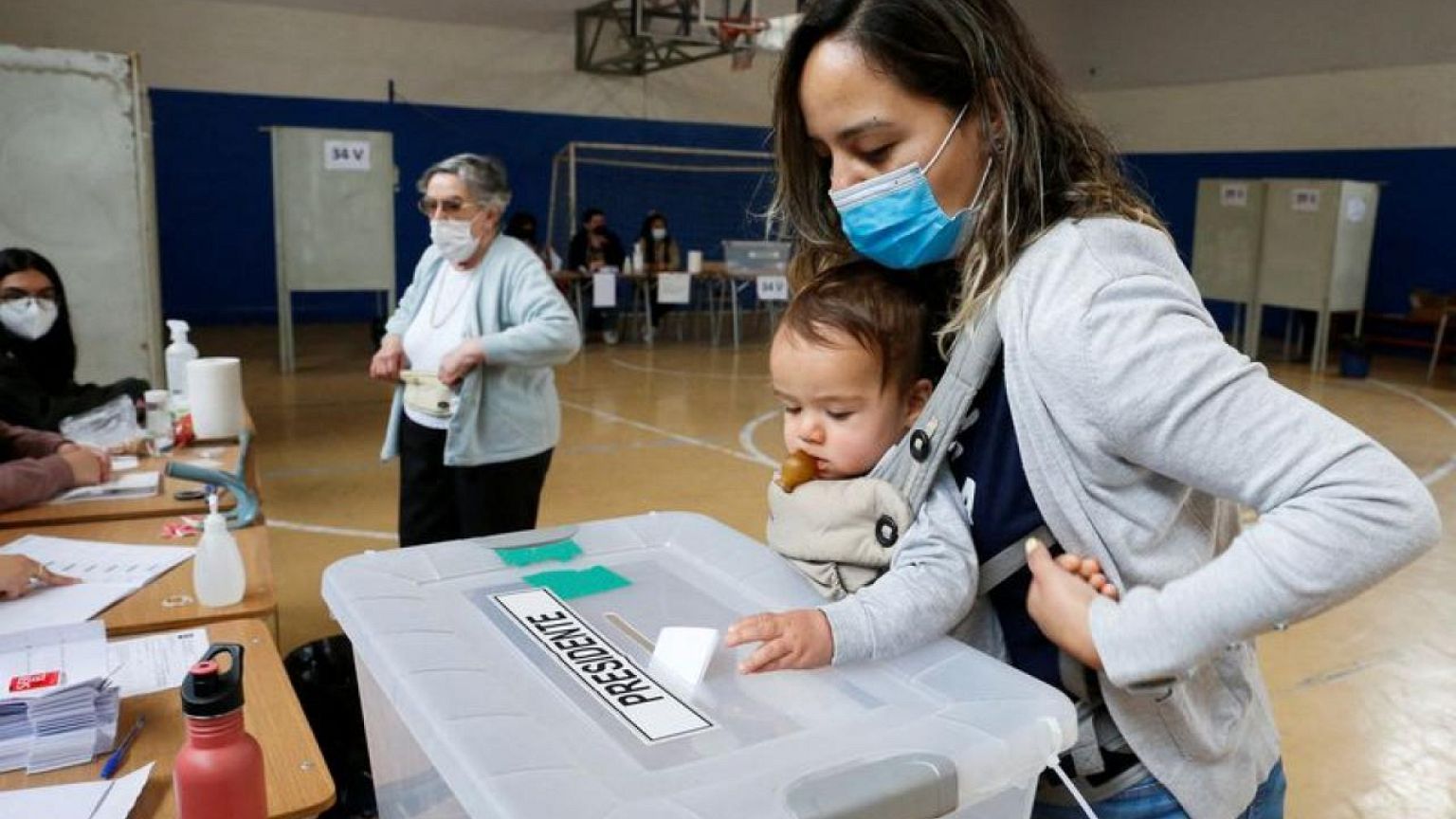 Chilenos escogen presidente en las elecciones más reñidas en tres décadas