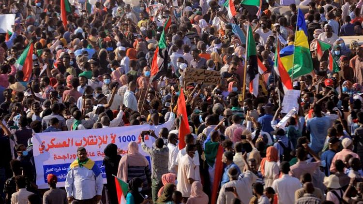 Cientos de miles de personas marchan al palacio presidencial de Sudán en protesta contra el golpe