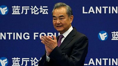 وزير الخارجية الصيني يقول إن بكين لن تخشى مواجهة مع أمريكا