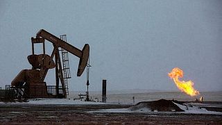 Petróleo cae por rápida propagación de ómicron, que rebaja panorama de demanda de combustible