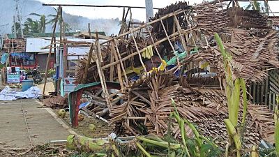Ejército filipino recibe orden de repartir ayuda por tifón que dejó más de 200 muertos