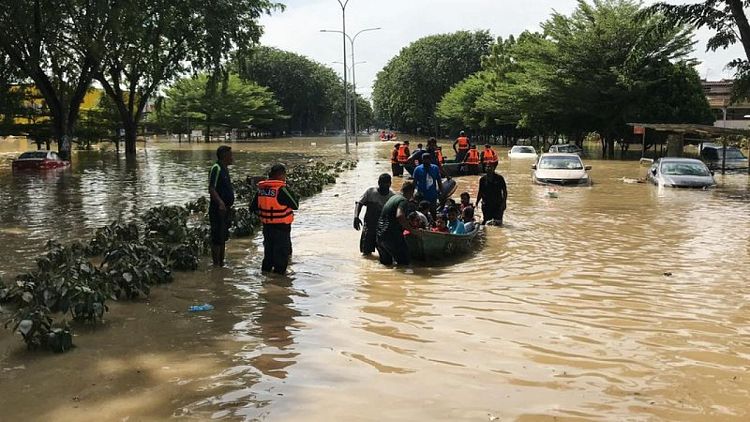 مقتل ما لا يقل عن ثمانية أشخاص في فيضانات في ماليزيا وسط تخبط في عمليات الإنقاذ
