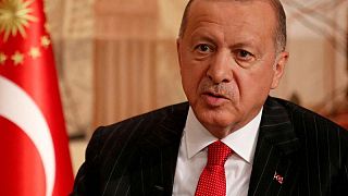 أردوغان يتخذ إجراءات جديدة لوقف الدولرة ويدافع عن أسعار الفائدة المنخفضة