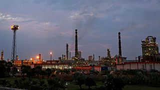 Procesamiento de crudo de las refinerías indias en noviembre se acerca a máximo de dos años