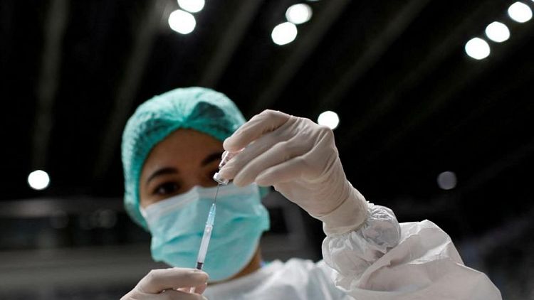 Vacuna de refuerzo de china Sinovac es más débil contra ómicron: estudio