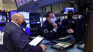 Wall Street sube en la apertura al disminuir la preocupación por ómicron
