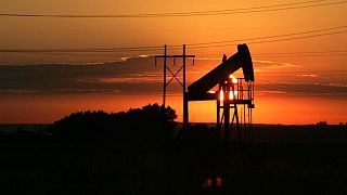 النفط يرتفع مع انحسار المخاوف من انخفاض الطلب بسبب أوميكرون