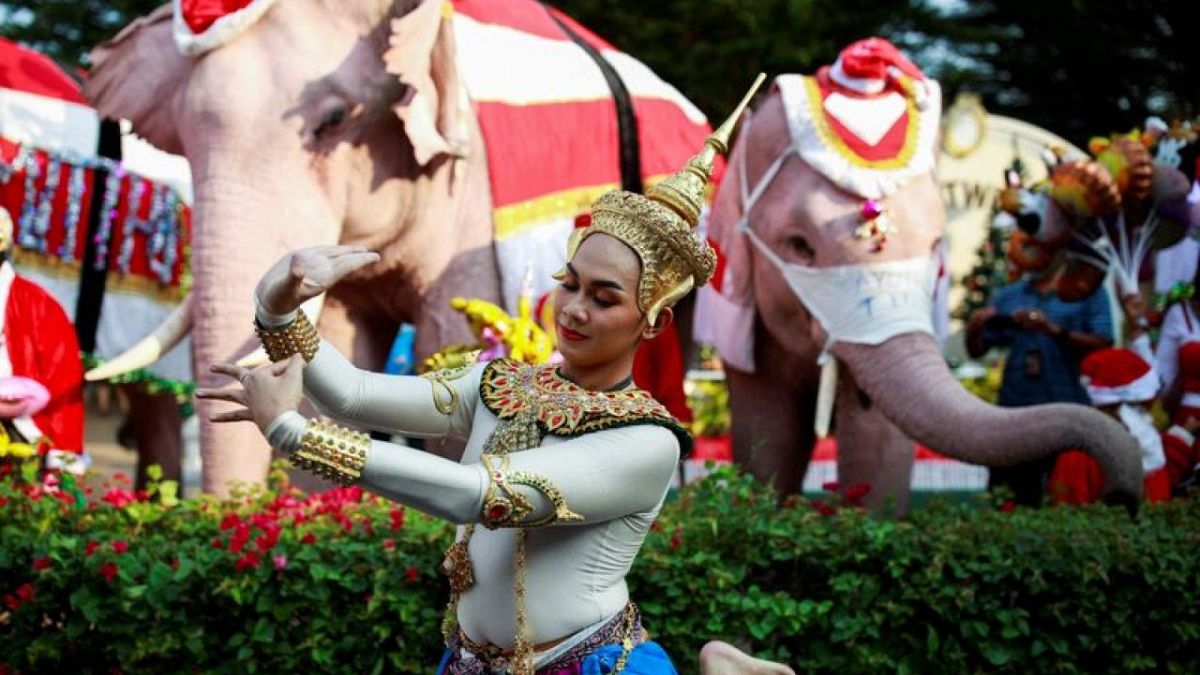 شاهد: فيلة بزي سانتا كلاوس توزع الكمامات والمطهرات على تلاميذ مدرسة في تايلاند