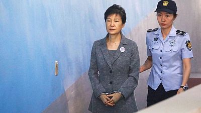 Presidente surcoreano Moon indulta a destituida Park en medio de reñida carrera presidencial