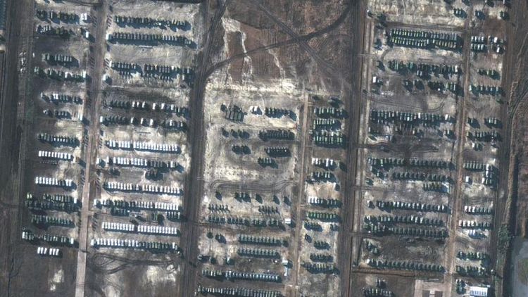 Imágenes por satélite muestran que Rusia sigue acumulando fuerzas cerca de Ucrania
